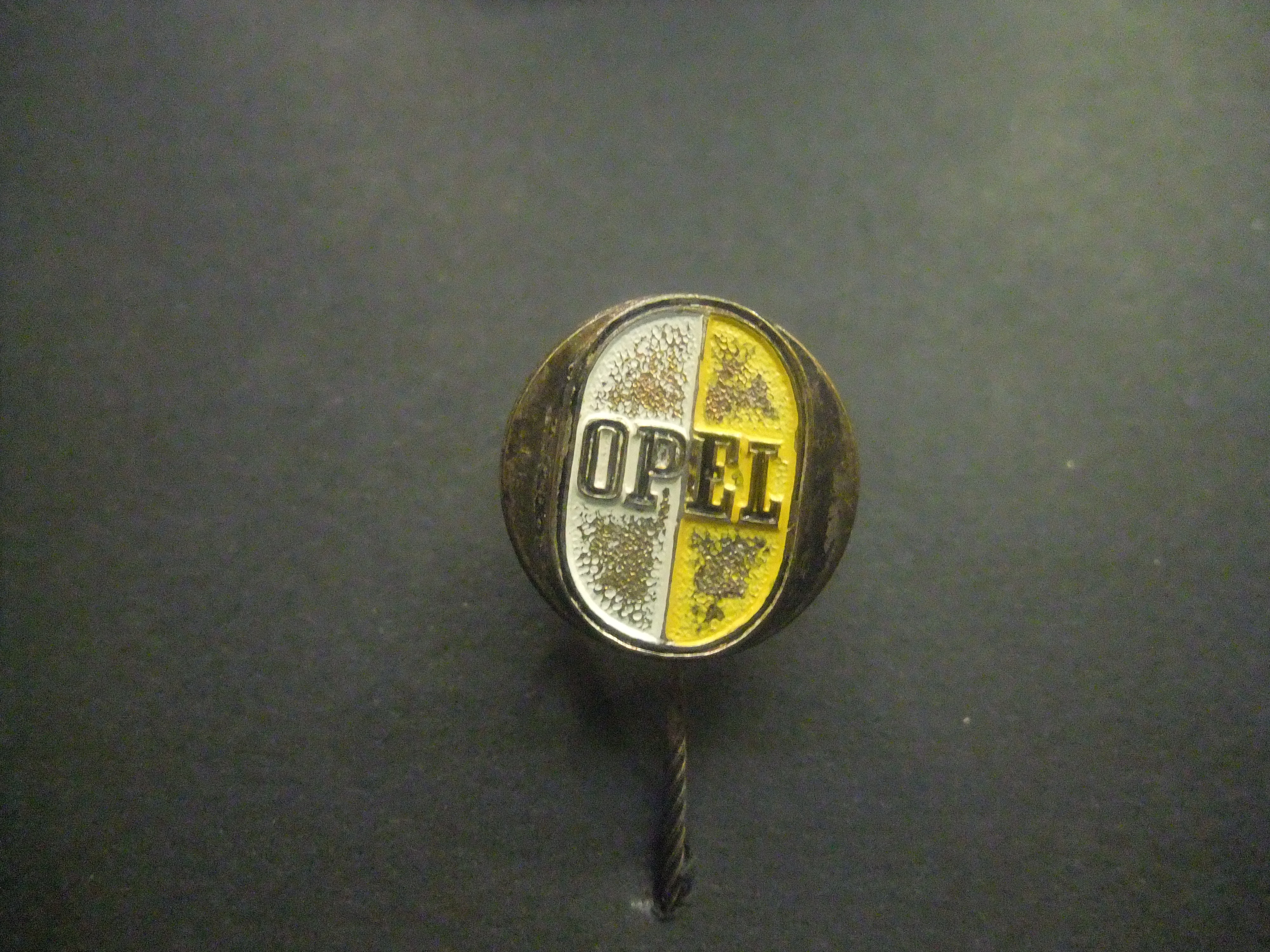 Opel auto wit geel logo oud
